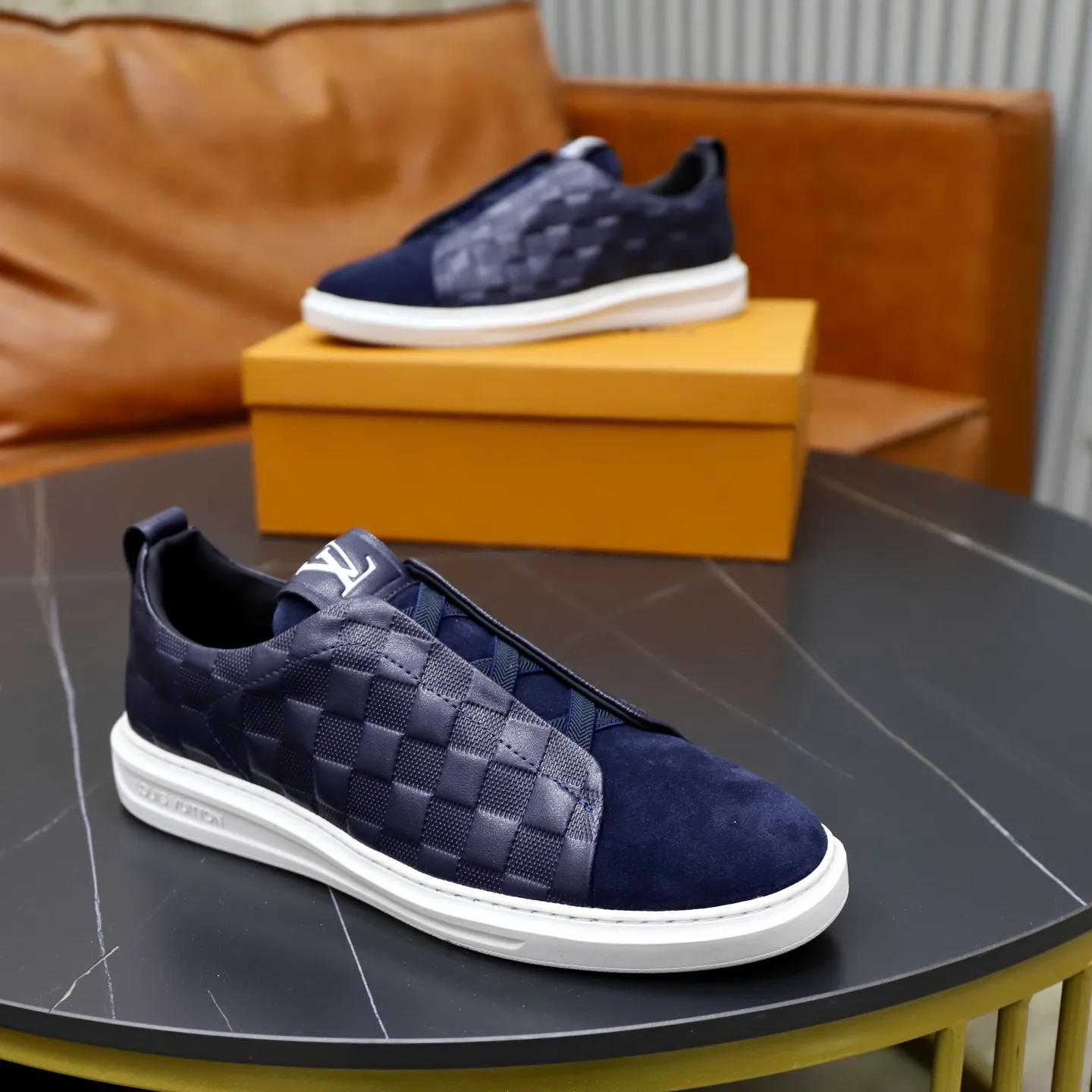 Ex-factory price: 442💰🙅‍♂️🙅‍♂️🙅‍♂️ Brand: LV Louis Vuitton Standard code: 38-44 (45 customized) Grade: Same as the official website Material: Original cowhide material stitching Comfortable and breathable sheepskin lining Lightweight and wear-resistant sports outsole Style category: Men's fashionable casual shoes Running sneakers Distinguished luxury brand elements Top luxury color: actual picture color